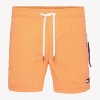 Tommy Hilfiger pánské plavky slim fit - střední délka nohavic - Oranžové (UM0UM01080_617 melon - medium DRAWSTRING SLIM FIT SWIM SHORTS)