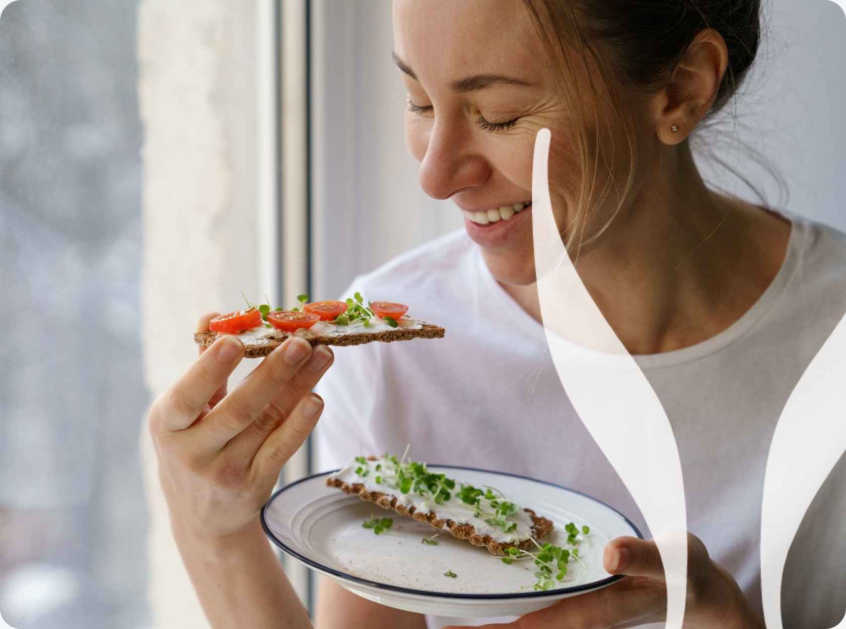 žena jí zdravé obložené chlebíčky (2)