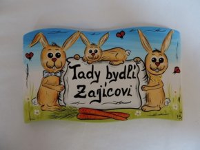 Dřevěná cedule - TADY BYDLÍ .... zajíčci