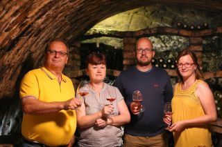 Toto jsme my. Ti co pro Vás chystají víno, sklep, penzion, vinohrady a guláš 🍽️🍷😂 postupně se Vám budeme představovat aby...