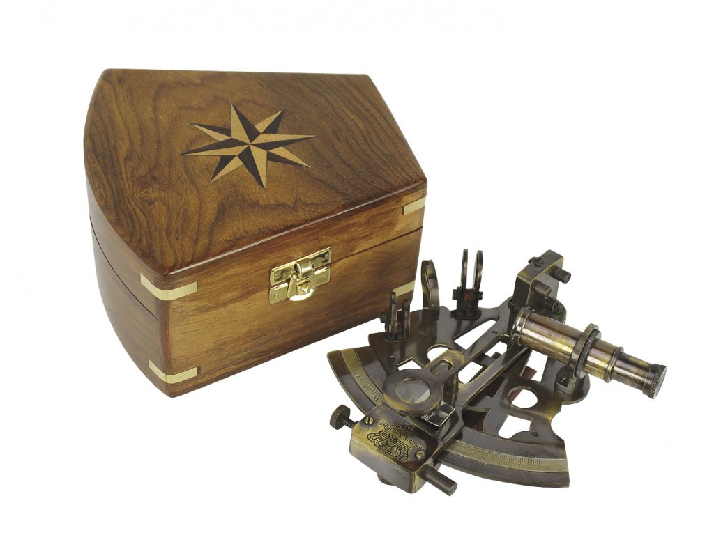 Sextant mosazný antik v dřevěném boxu 12,5 x 13 cm