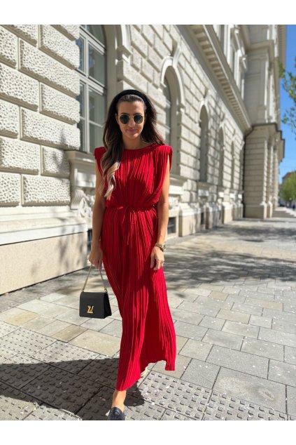 damske plisovane saty s paskem a ramennimi vycpavkami red eshopat cz 4