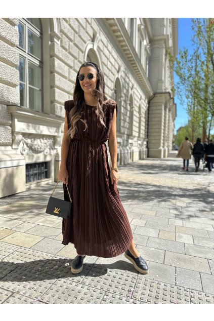 damske plisovane saty s paskem a ramennimi vycpavkami chocolate eshopat cz 1