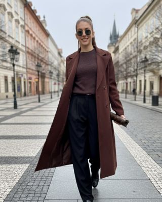 🧥 Kabát SIENNA se skřipcem ZDARMA? Zimní elegance se vyplatí. Ke kabátu SIENNA teď dostaneš skřipec PEARLIX zdarma ✨...