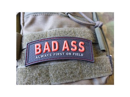 nášivka BAD ASS velcro plast ČERNÁ/ČERVENÁ (Barva černá)