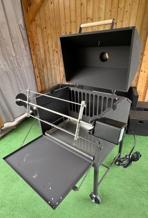 Gril s motorem, otočnou jehlou na dřevo, udírnou, grilovacím roštem a vsazovacím grilem na steaky se zadním topeništěm