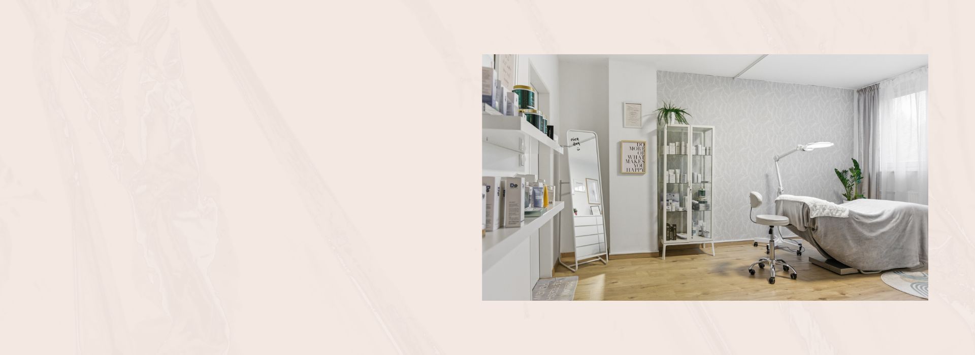 Interiér kosmetického salonu Klíč Krásy s nabídkou prémiových kolagenů a kosmetiky.