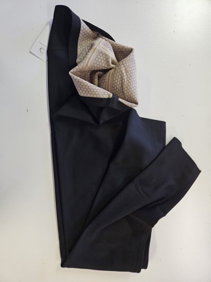 Tvarující legíny s push up efektem