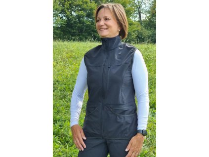Lehká pružná vesta outdoorového typu s prodyšnými zády, plno kapsami vhodná na výcvik nebo procházky s pejskem.