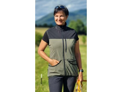 Lehká pružná vesta outdoorového typu s prodyšnými zády, plno kapsami vhodná na výcvik nebo procházky s pejskem. Materiál je rychloschnouscí a zároveň otěruvzdorný.
