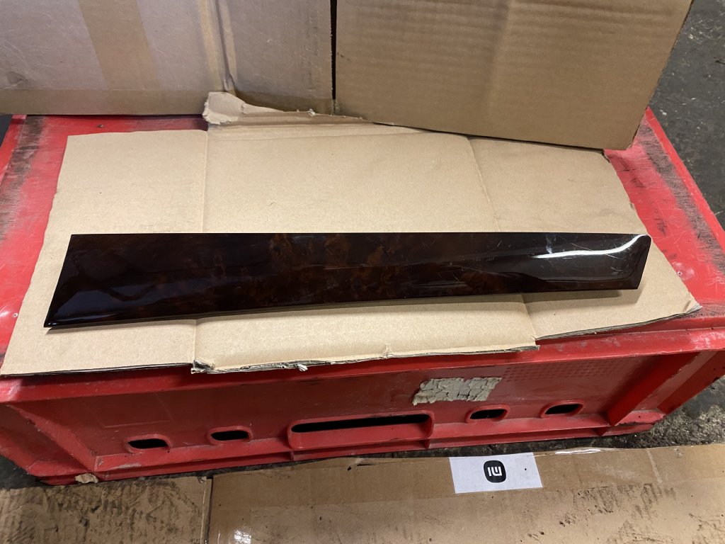 Dekor lišta palubní desky Audi A8 D4 4H 000 011 P 4H000011P