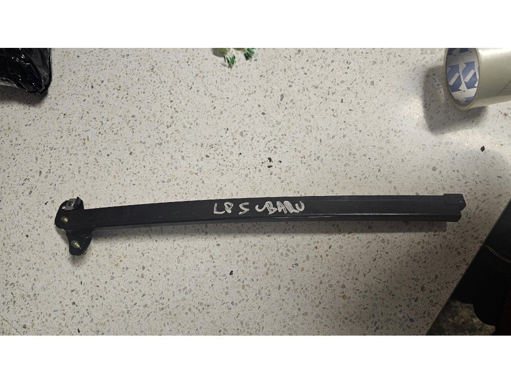 Vodící lišta okna levá přední Subaru Outback