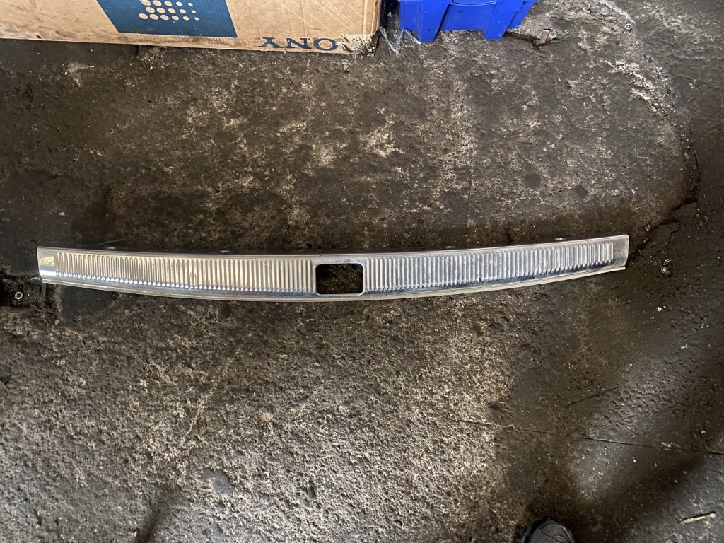 Chrom lišta kryt  obložení zapadky kufru  Audi A6 C5 ALLROAD 4B9 864 483 A 4B9864483A