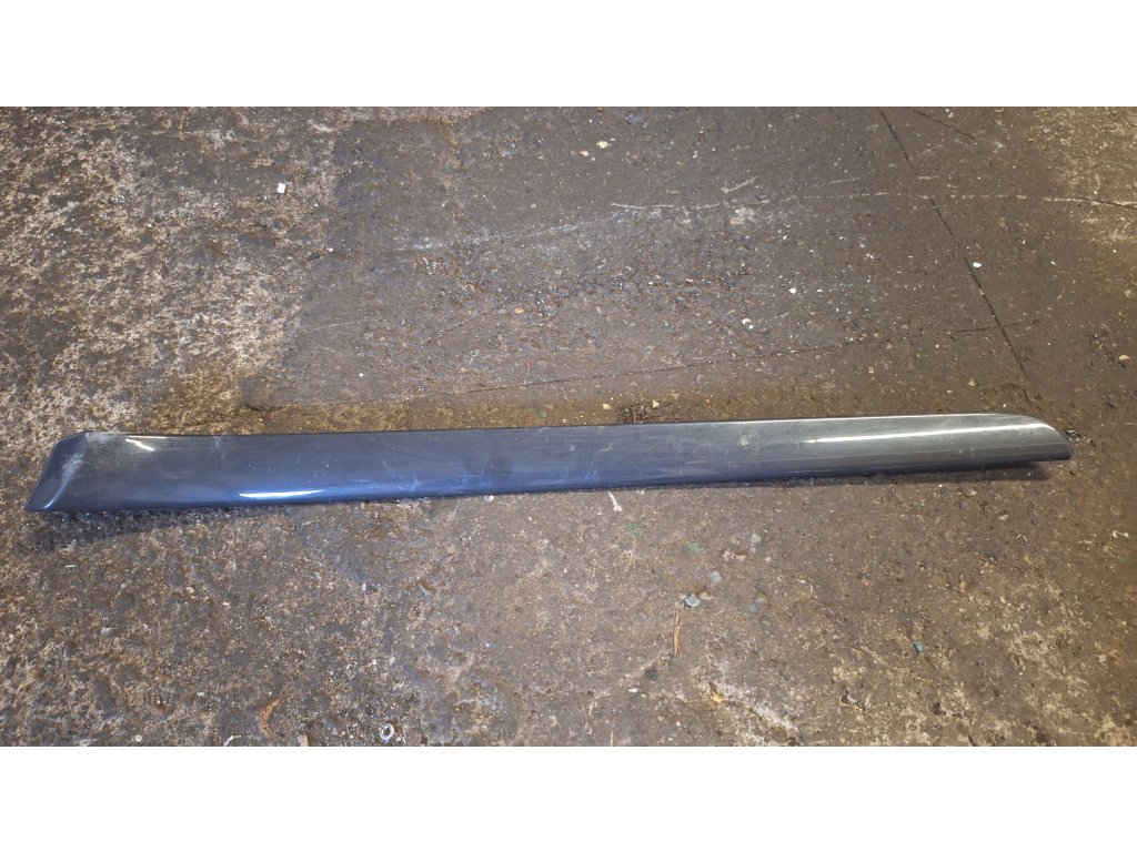 Lišta levých dveří audi A4 B7 8E0 867 409 G 8E0868409G