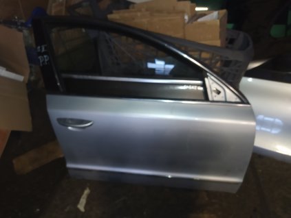 Prave přední dveře Superb 2