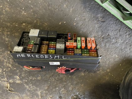 Pojistkova skříň Mercedes Benz ML A1645402372 A1645402372