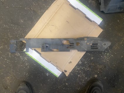 Držák pravý přední nárazníku VW Touareg 7L6 807 184 C 7L6807184C