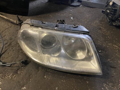 Práve přední světlo VW Passat B5.5