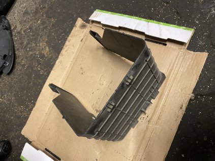 Boční kryt autobaterie Škoda Octavia 2 1K0 915 335 C 1K0915335C