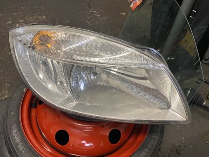 Přední světlo prave Škoda Fabia 2