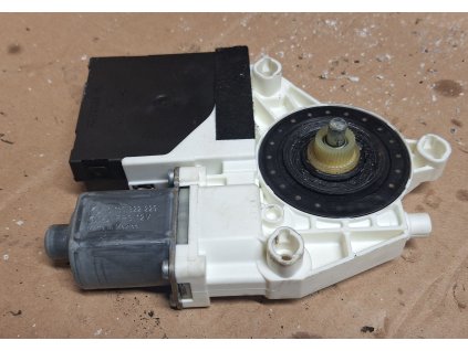 Motorek stahování okna Pravy Predni 1K5837402AH 1K5 837 402 AH 1K0959792L 1K0 959 792 L