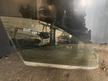 Sklo prave přední Seat Leon