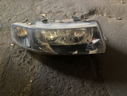 Přední světlo prave Seat Leon