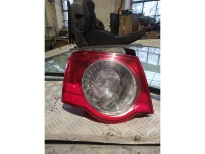 Leve zadní světlo Passat B6 sedan