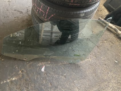 Sklo levé přední Škoda Superb 2