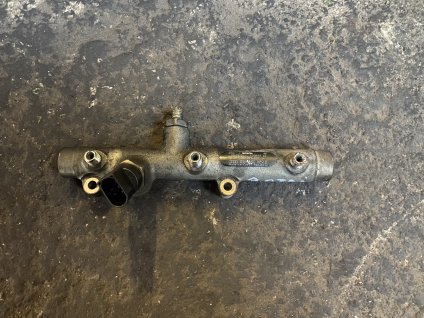 Rozdělovač paliva levý Audi 3.0TDI 059 130 089 D 059130089D