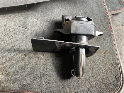 Spinačka s klíčem Audi a6  4F0 909 131 E 4F0909131E