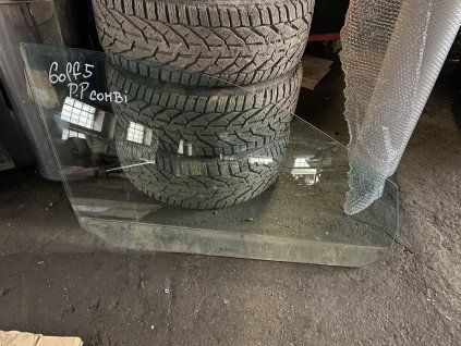 Sklo prave přední VW Golf V
