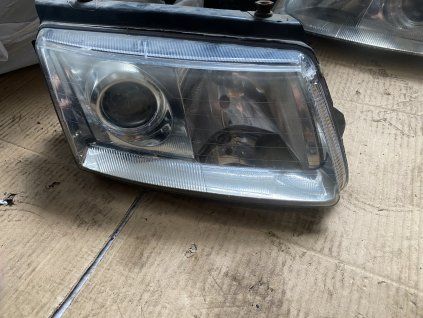 Přední světlo práve VW Passat B5