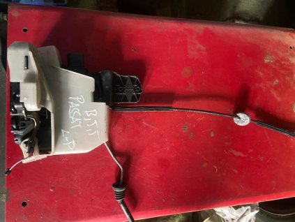 Levý přední zámek centrálního zamykání VW Passat B5 B5 facelift Škoda Superb 1