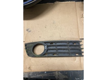 Pravá krytka do nárazníku Audi A4 B6  8E0 807 682 A 8E0807682A