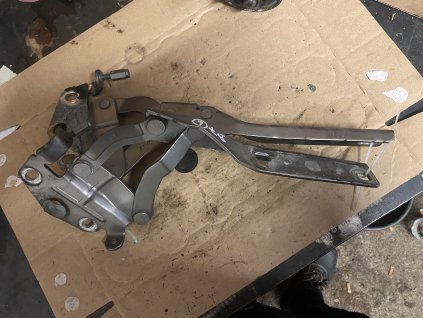 Přední panty Kapoty VW Passat B7