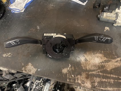 Ovladaci pačky pod volantem s kroužkem airbagu Škoda Fabia 2 6Q0 953 503 EE 6Q0953503EE