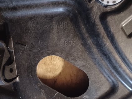 Držák pro stahovací mechanismus okna levý zadní passat CC 3C8 839 755 D 3C8839755D