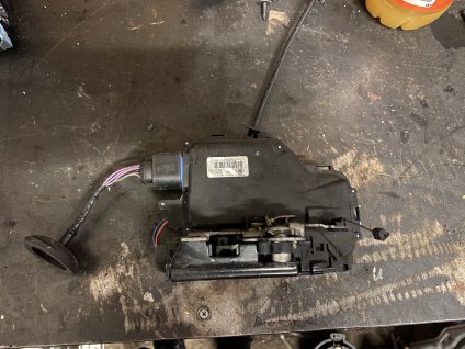 Zamek dveří zadni levy  7L0 839 015 D 7L0839015D