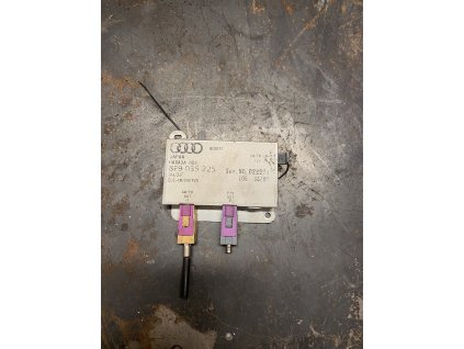 Anténní zesilovač Audi 8E9 035 225 8E9035225