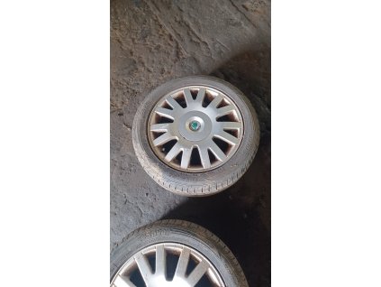 Alu kola Škoda Superb 1 5x112 R16 pneu Sava 205/50 R 16 vzorek 4 mm (chybí jedna krytka šroubů viz foto)