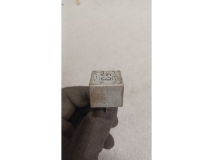 Relé 53 spínací 141 951 253 B 141951253B