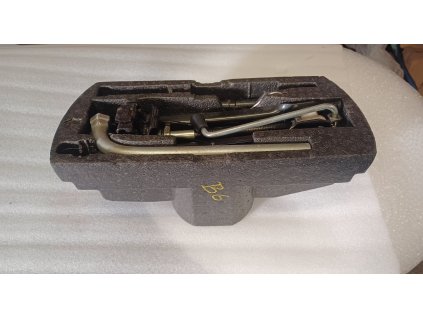 Výplň se zvedakem a nářadím VW Passat B6 1J0 012 115 A 1J0012115A