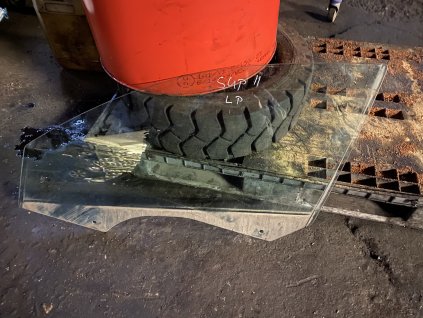 Sklo leve přední Škoda Superb 2