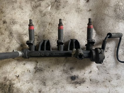 Vstřikovací lišta se vstřiky 03D 133 329 A 03D133329A 03D 906 031 C 03D906031C