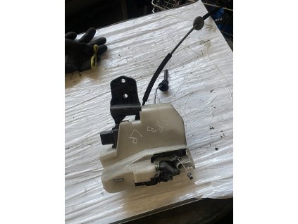 Zamek dveří levy přední VW Passat B5.5