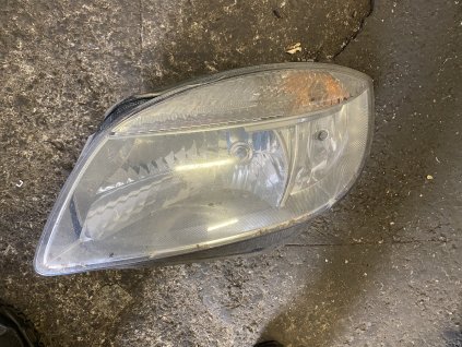 Přední světlo levé Škoda Fabia 2 praskly držák