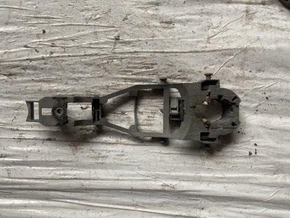 Upevňovací třmen kliky levý přední Škoda 5J0 837 885 5J0837885