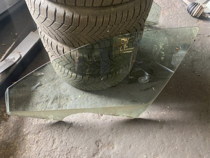 Sklo levé přední Škoda Octavia 2