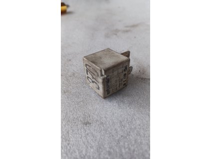 Relé 370 8D0 951 253 8D0951253